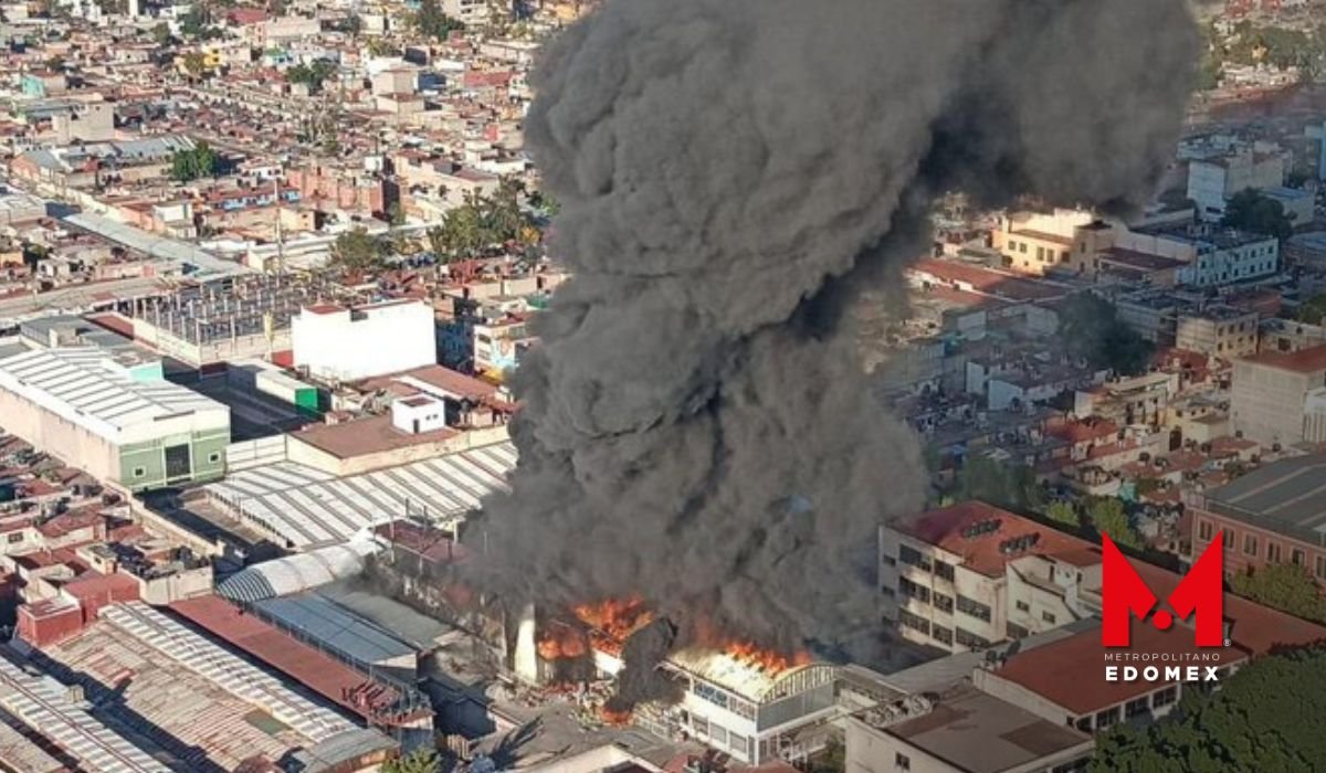 Fuerte incendio consume locales en Tepito