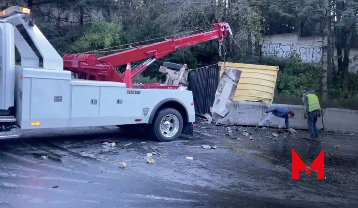 Caos víal en la carretera libre México-Toluca, tras la volcadura de un camión