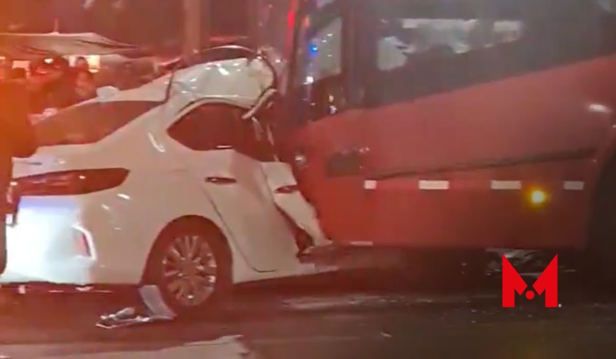 Fuerte choque entre Metrobús y una auto deja una persona sin vida en la Narvarte