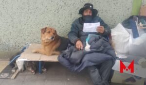 Hombre en situación de calle pide apoyo para su perrito atropellado