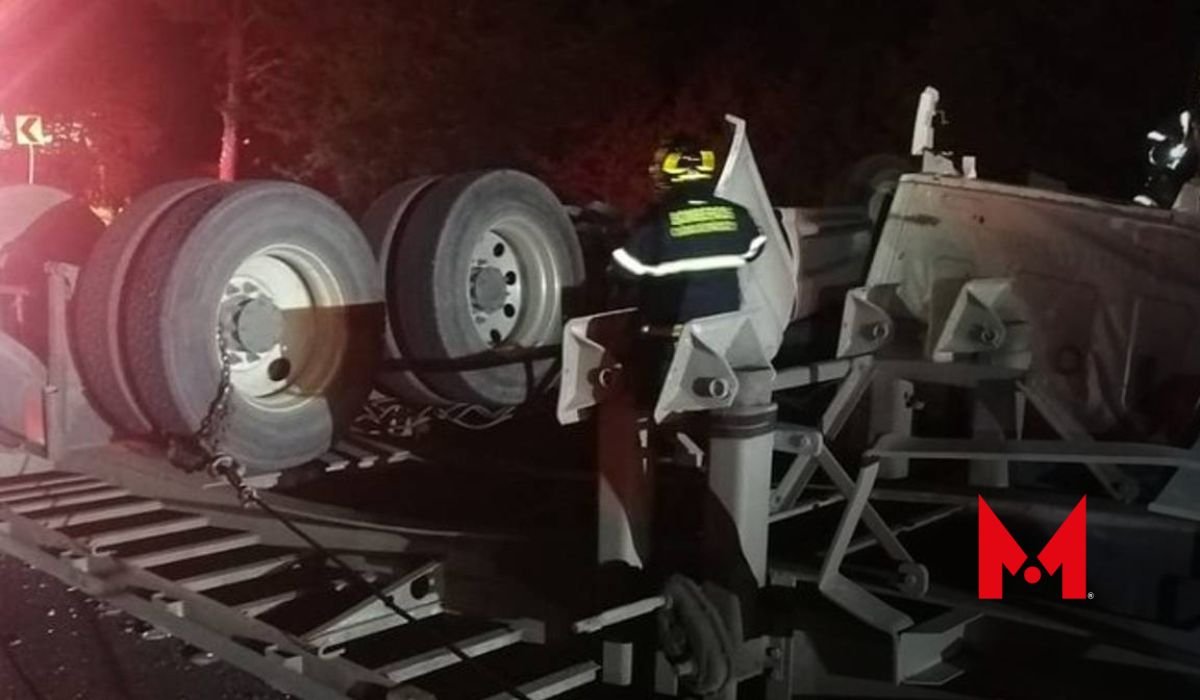 Colapsa transito en la México Toluca por volcadura de un tráiler
