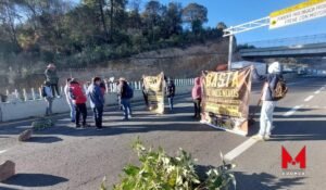 Bloquean la Toluca Naucalpan, piden apoyo para sofocar incendios