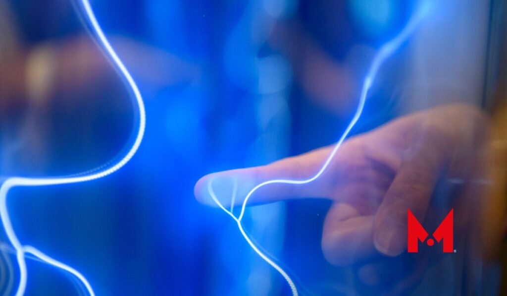 ¿Por qué damos toques? Te contamos qué hay detrás de esa sensación