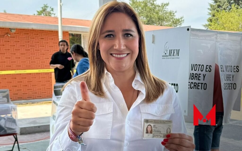 Ana Muñiz acude a votar en San Mateo Atenco