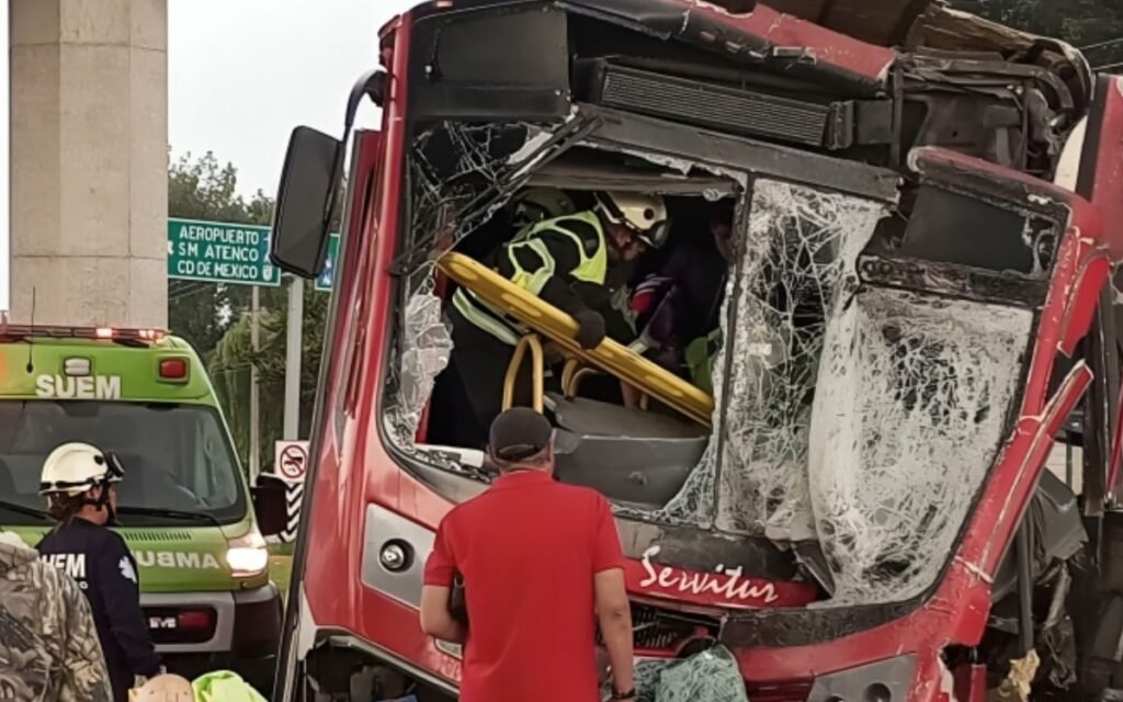 Camión de pasajeros choca contra pilar del Tren Interurbano, dejando un herido
