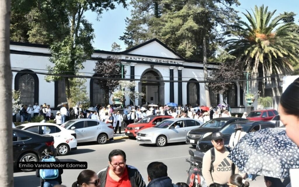 En Toluca, trabajadores de salud marchan por abastecimiento de insumos