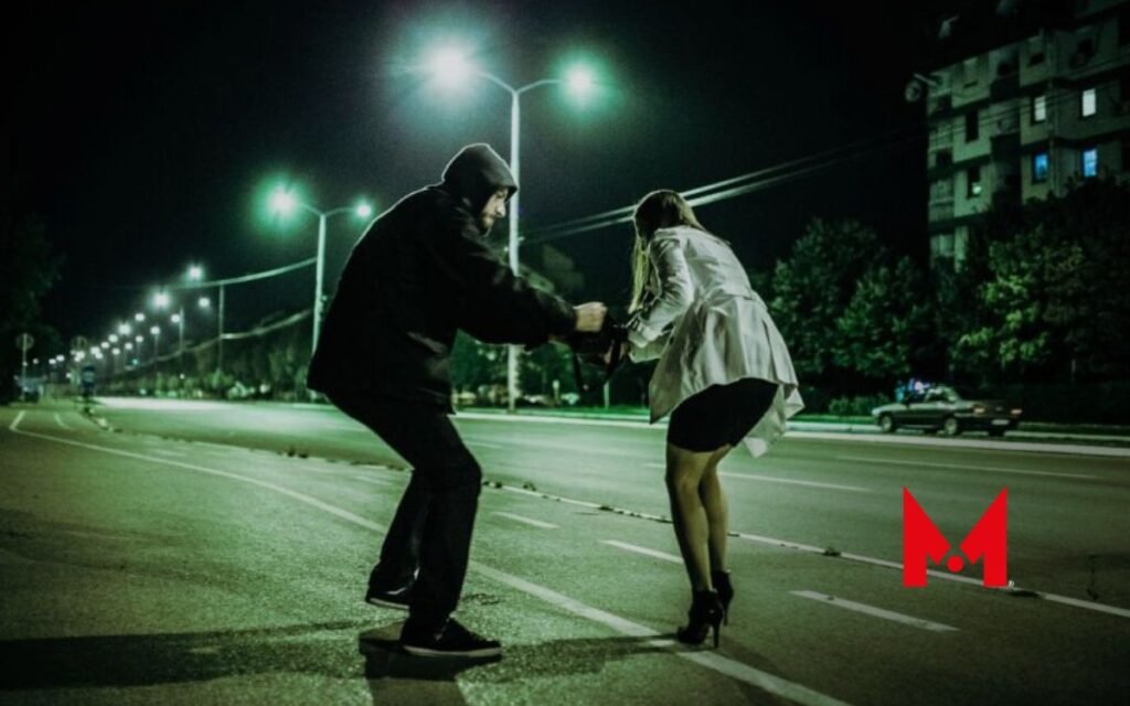 Joven enfrenta a delincuente y evita robo en Toluca