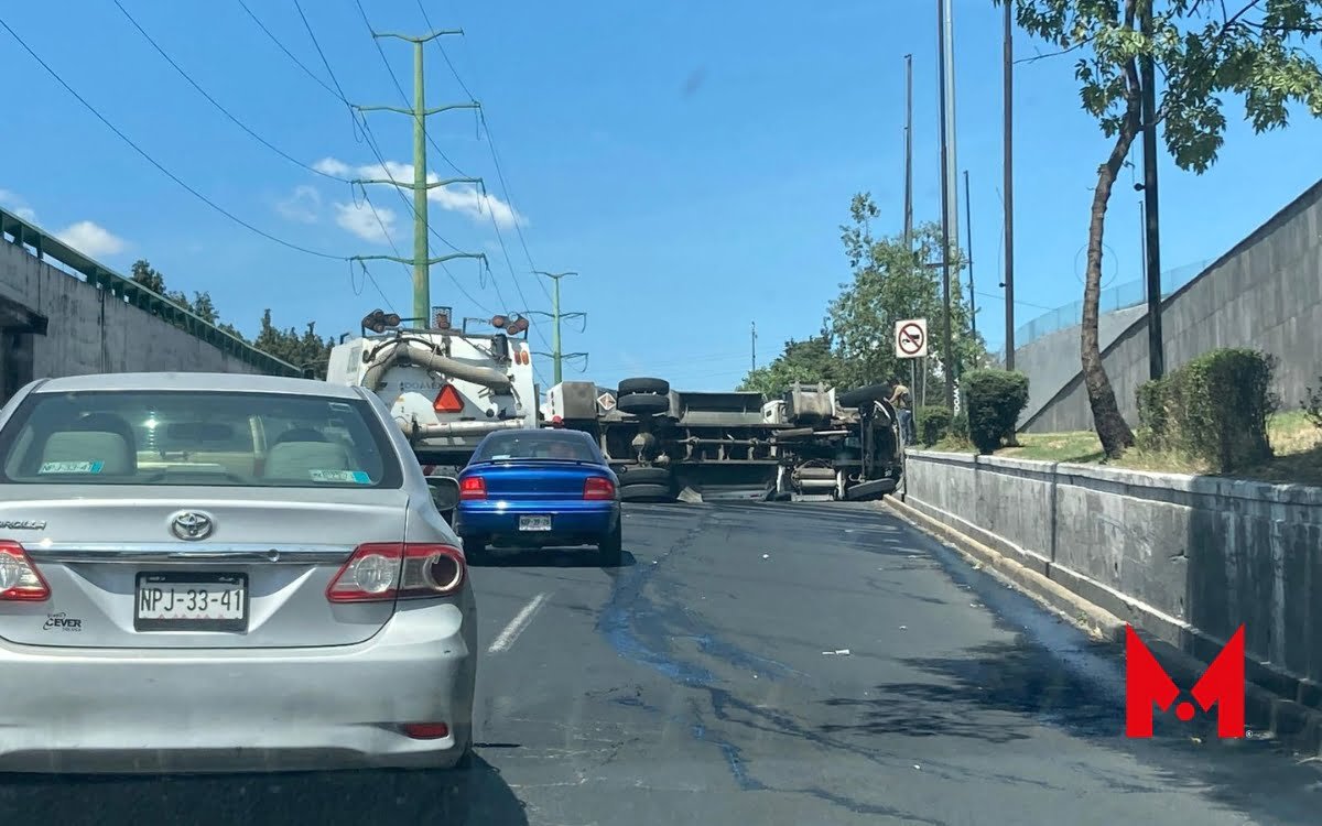 Se registra caos víal en Alfredo de Mazo tras volcadura de pipa de agua