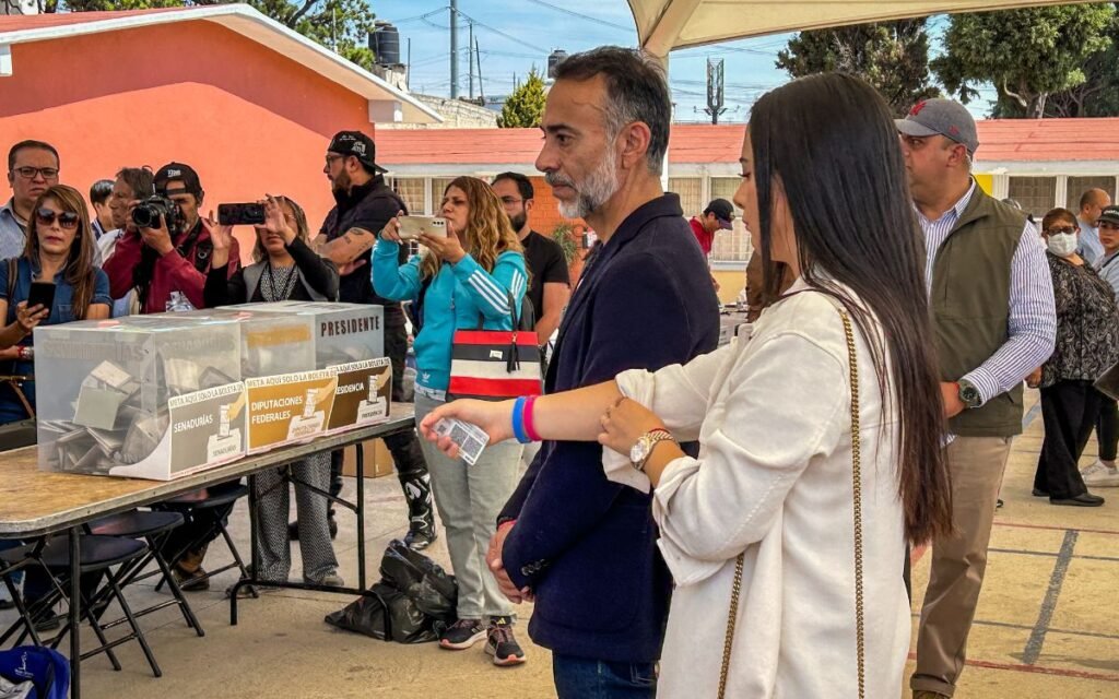 Fernando Flores acude a votar en Metepec