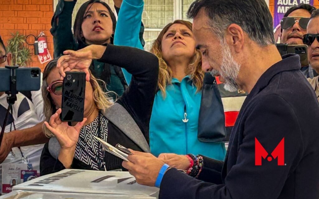 Fernando Flores acude a votar en Metepec