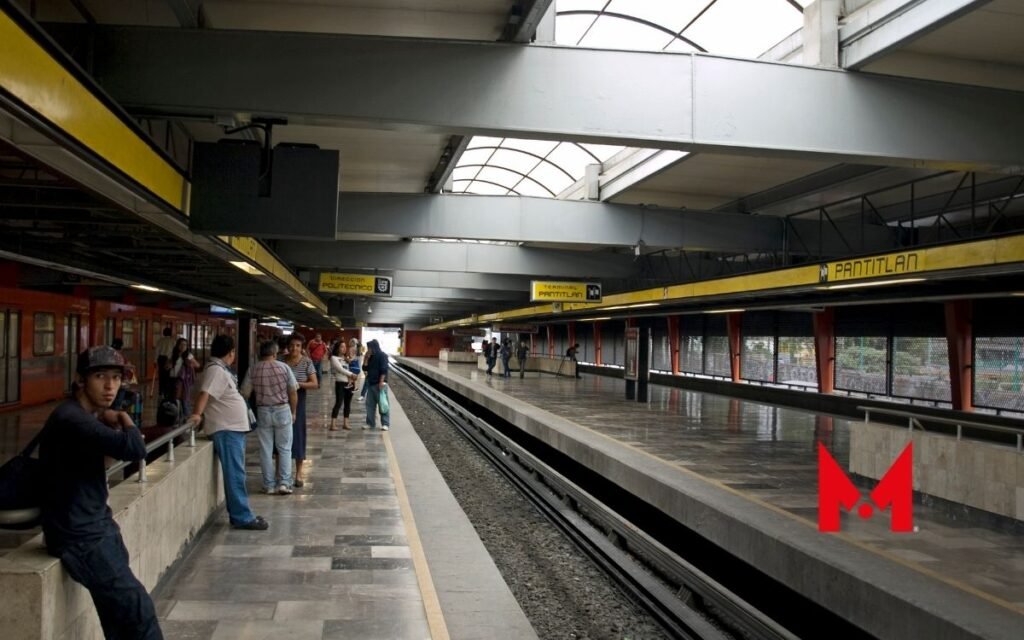 Policías de la SSC CDMX auxilian a mujer en labor en parto de Metro Pantitlán