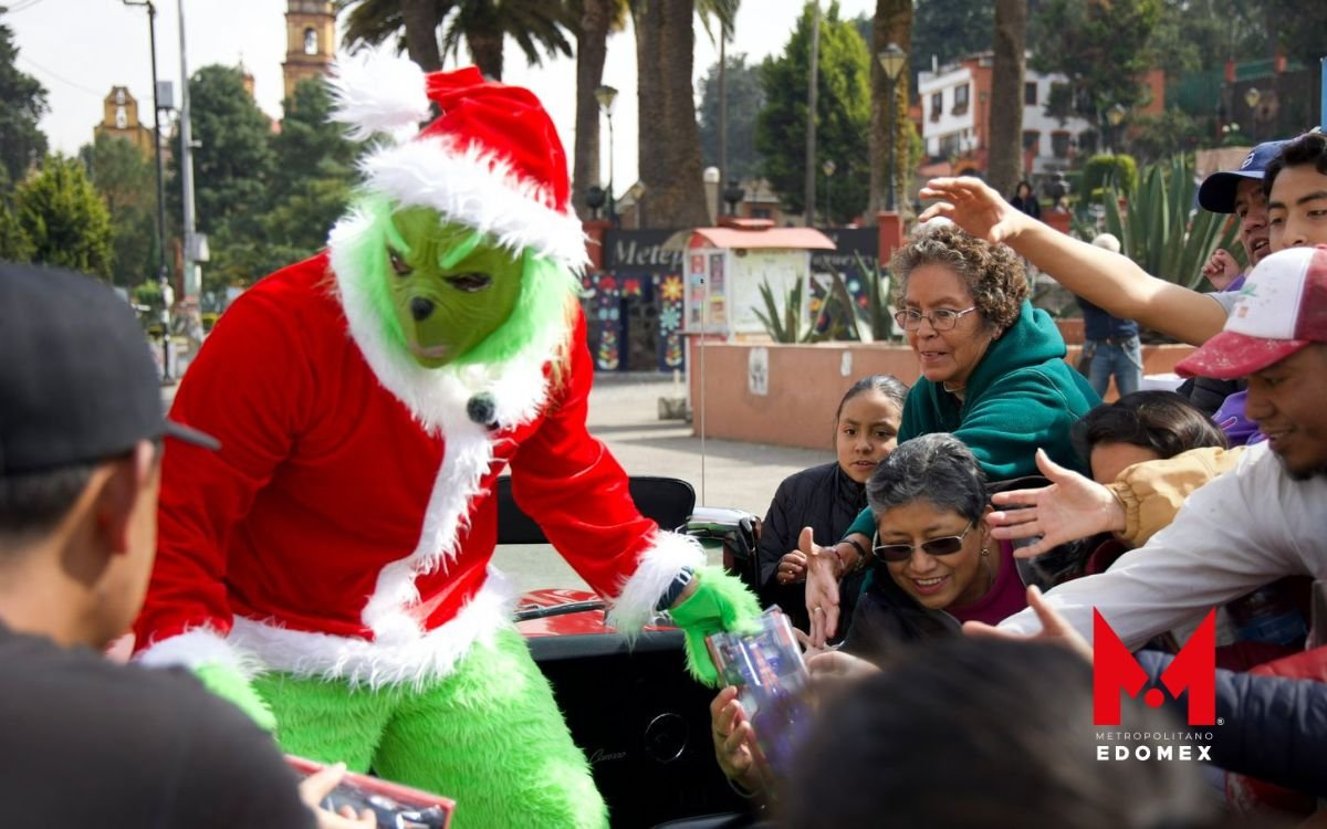 EL Grinch regresa la navidad a Metepec